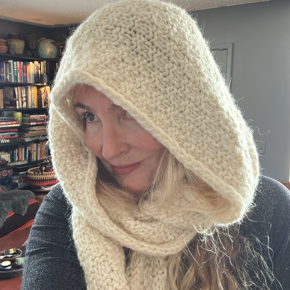 Soft cream color, handmade snood. I bought this in Vilnius Lithuania at a market - Picture 9 of 14